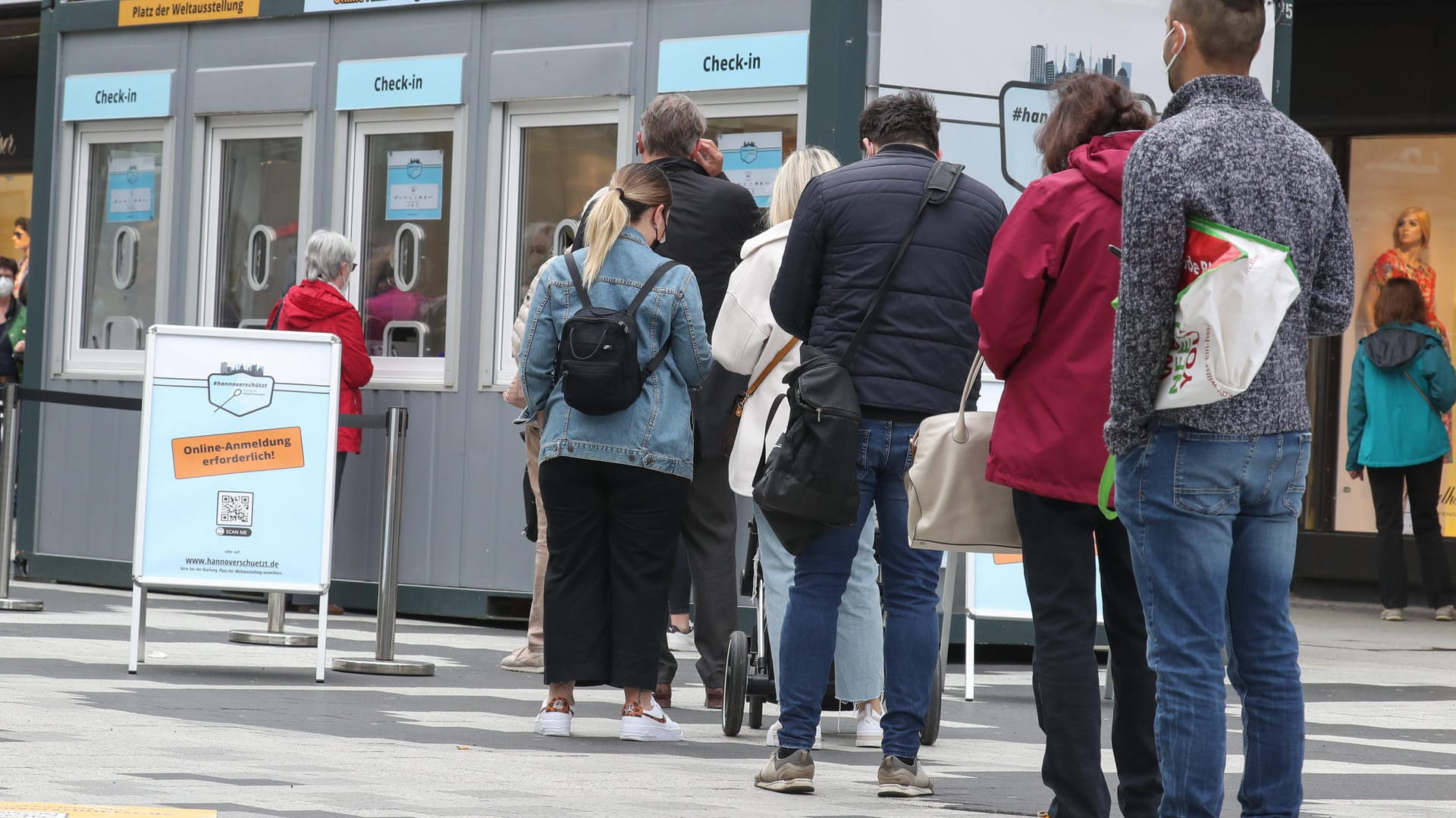 Schlange vor einem Testzentrum in Hannover: In vielen Regionen werden Schnelltests als Türöffner für die Gastronomie genutzt.