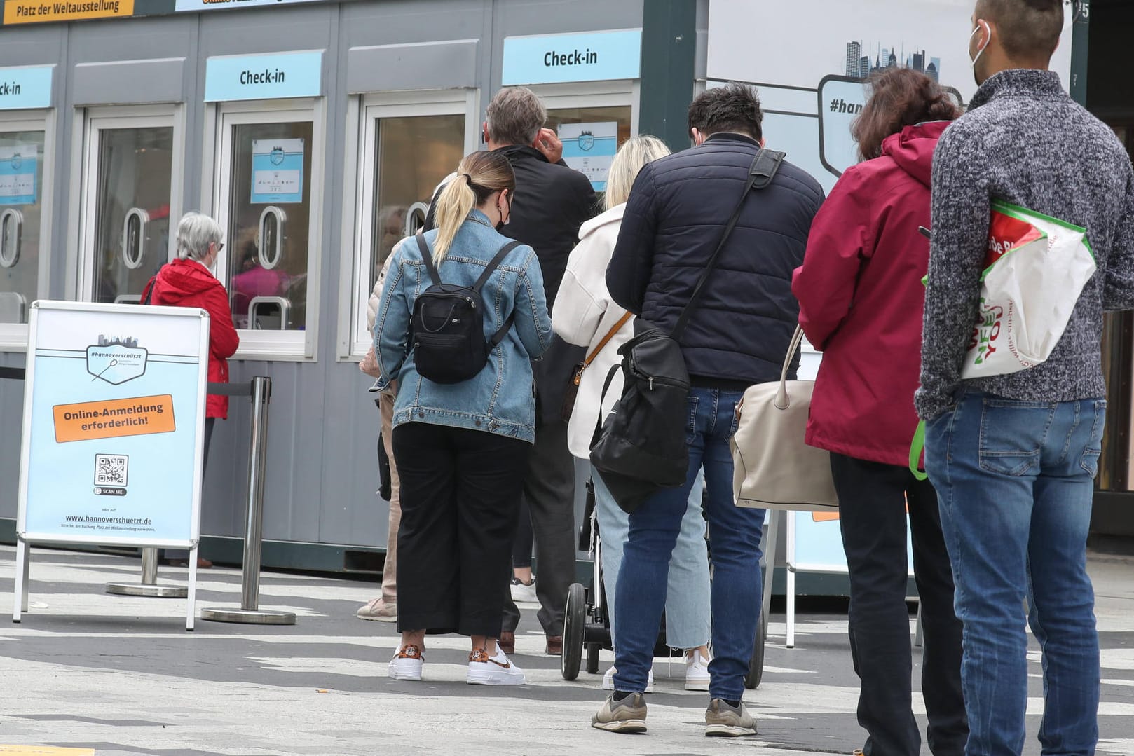 Schlange vor einem Testzentrum in Hannover: In vielen Regionen werden Schnelltests als Türöffner für die Gastronomie genutzt.