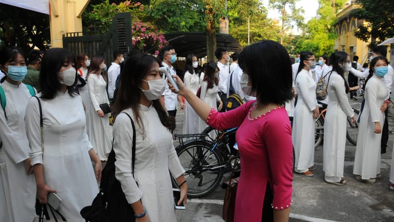 Temperaturmessung bei Studenten in Hanoi (Archivbild): Eine Kombination aus indischer und britischer Mutante macht sich in Vietnam breit.