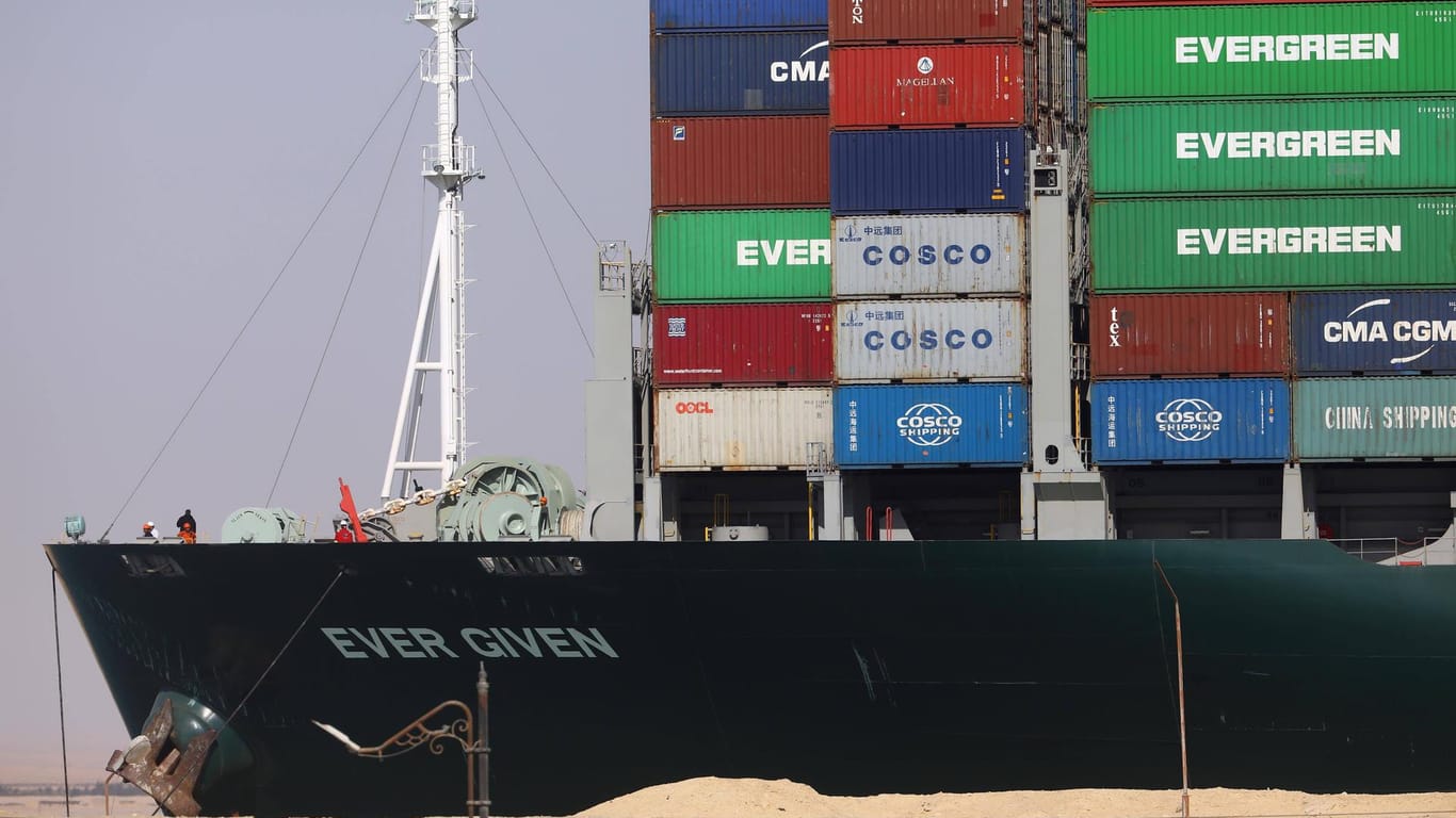 Die "Ever Given" auf dem Suezkanal: Das Verfahren um Entschädigung wurde vertagt, das Schiff muss weiter im Hafen warten.