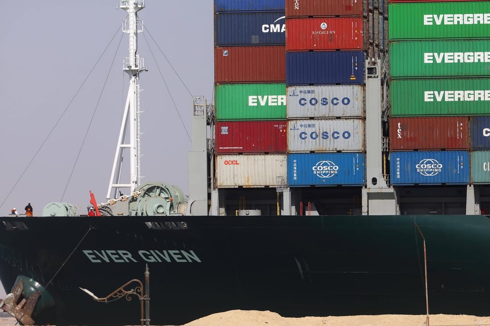 Die "Ever Given" auf dem Suezkanal: Das Verfahren um Entschädigung wurde vertagt, das Schiff muss weiter im Hafen warten.