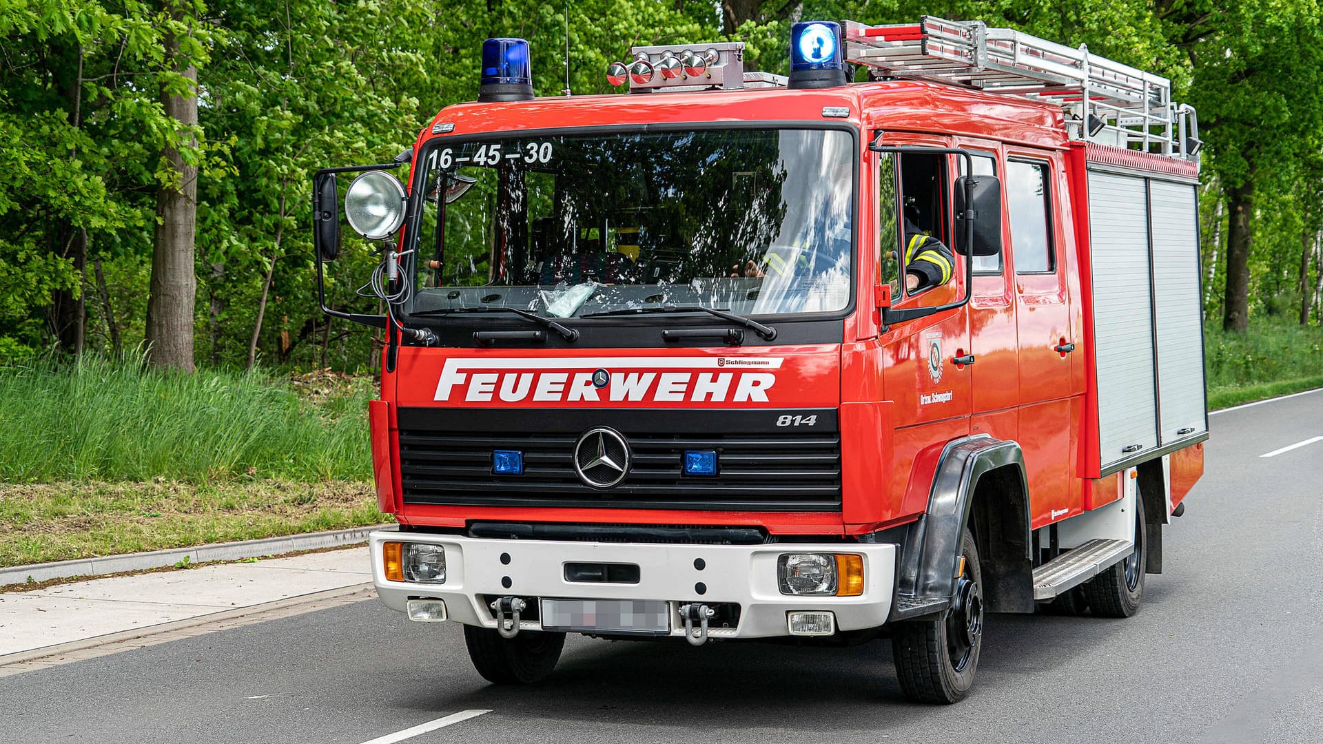 Ein Feuerwehrauto im Einsatz (Symbobild): Das Feuer konnte schnell gelöscht werden. Ein Feuerwehrauto im Einsatz (Symbobild): Das Feuer konnte schnell gelöscht werden.
