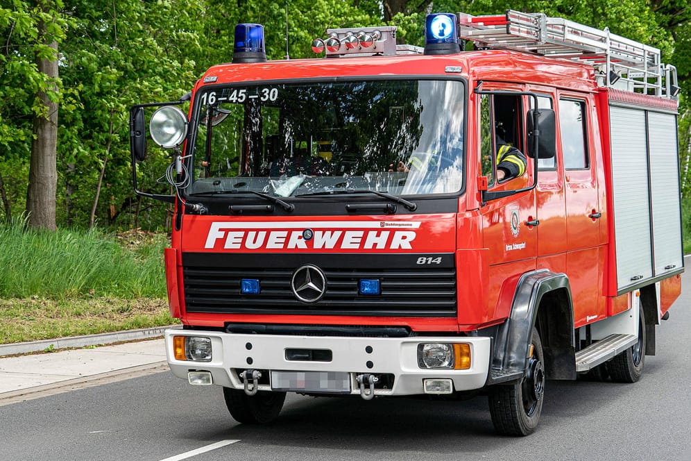 Ein Feuerwehrauto im Einsatz (Symbobild): Das Feuer konnte schnell gelöscht werden.