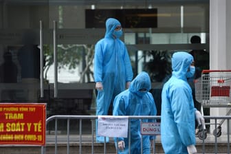 Medizinische Mitarbeiter: Vietnam hat bislang sieben Virus-Varianten entdeckt, darunter auch die britische (B.1.1.7) und die indische (B.1.617.2).