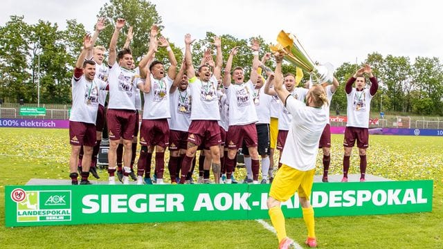 DDR-Rekordmeister BFC Dynamo bejubelt den Sieg im Berliner Landespokal. DDR-Rekordmeister BFC Dynamo bejubelt den Sieg im Berliner Landespokal.