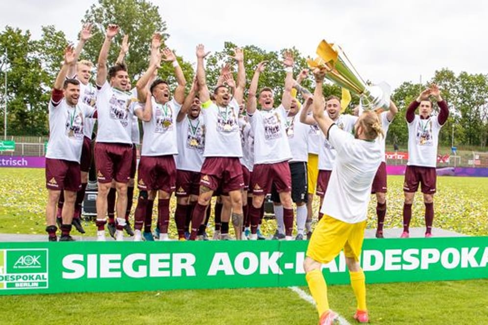 DDR-Rekordmeister BFC Dynamo bejubelt den Sieg im Berliner Landespokal.