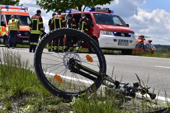 Die Unfallstelle: In Bayern sind zwei Menschen bei einem Verkehrsunfall gestorben.
