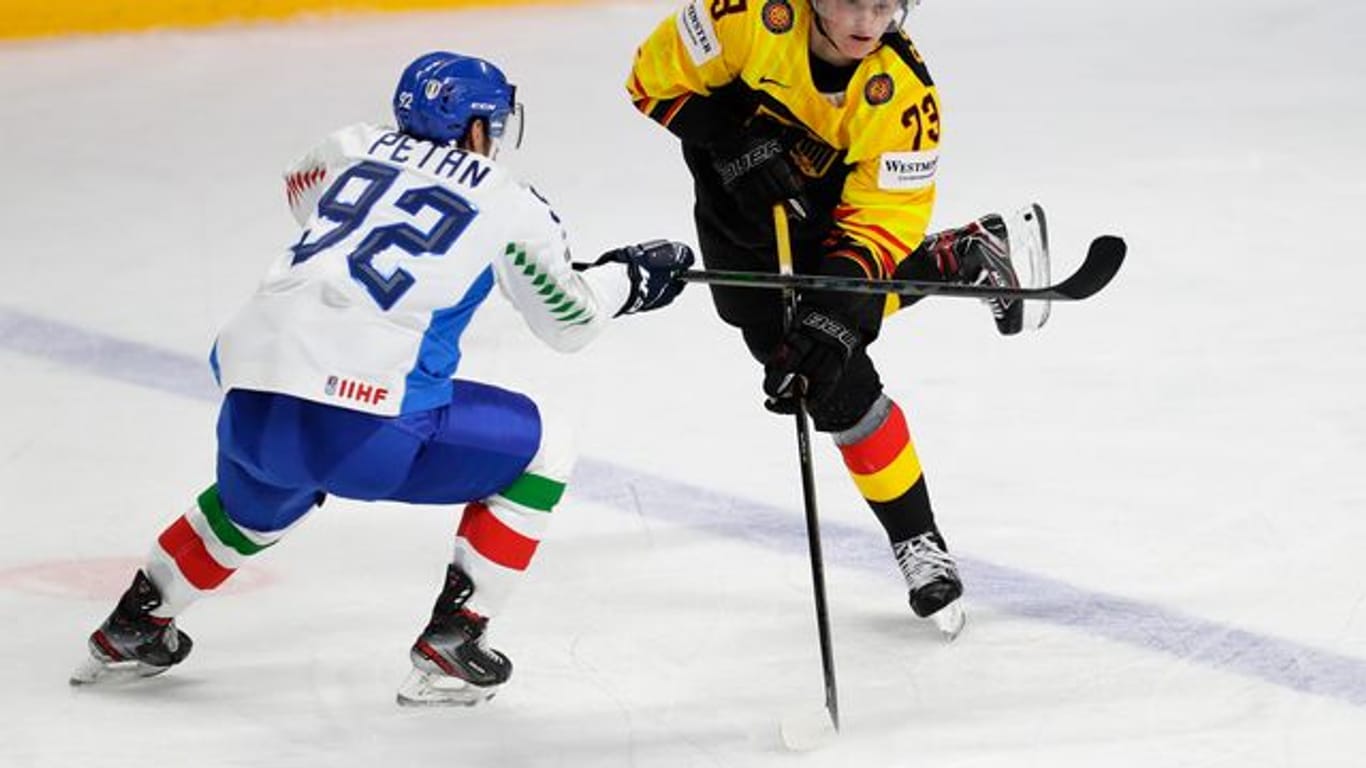 Lukas Reichel (r) fällt für das Spiel gegen Finnland aus.