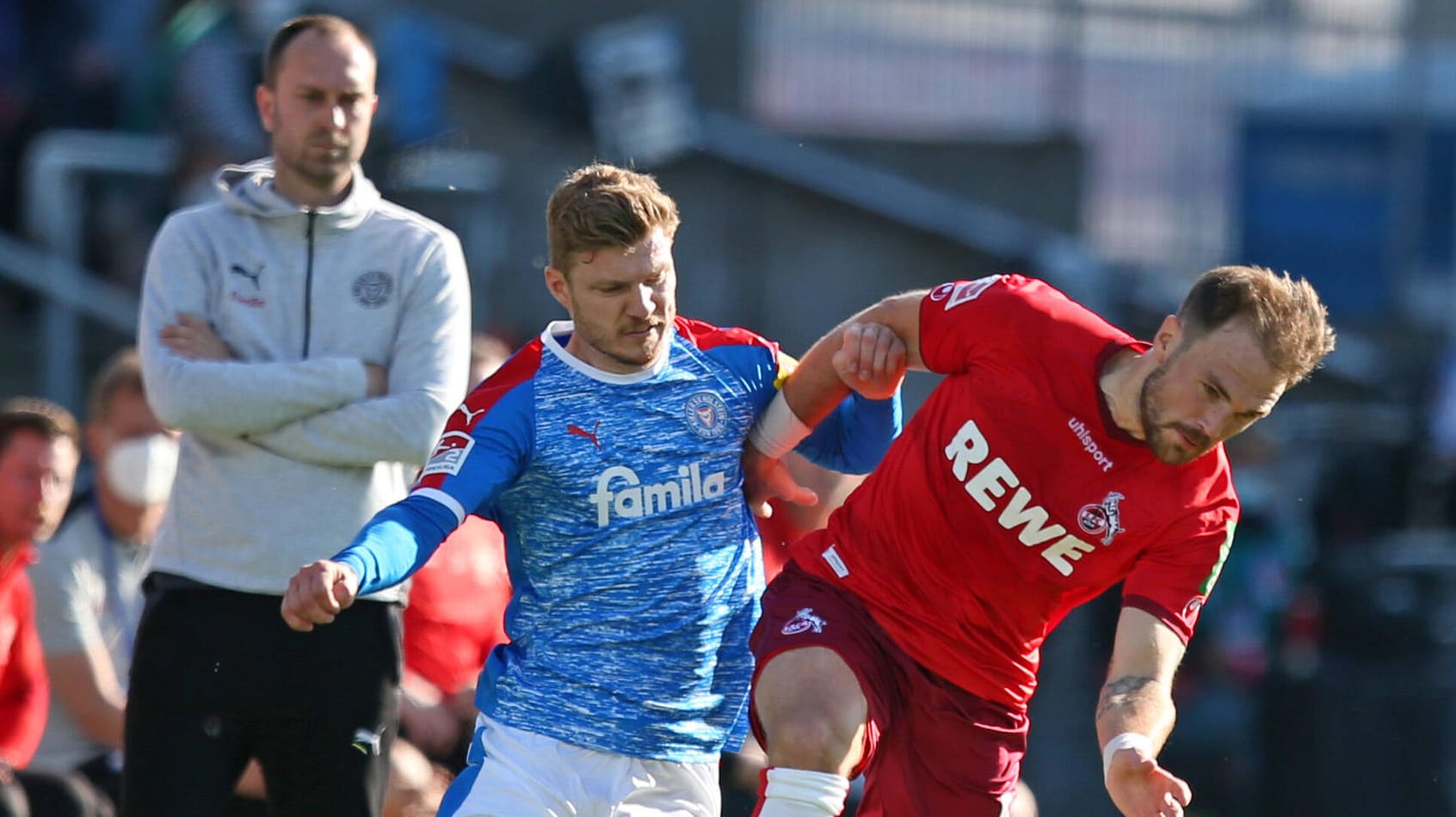 29.05.2021, Fussball Relegation 2020/2021, Kiels Alexander Mühling (m., in blau) im Zweikampfs mit Kölns Rafael Czichos., Holstein Kiel - 1. FC Köln, im Holstein-Stadion Kiel. v.li: Alexan