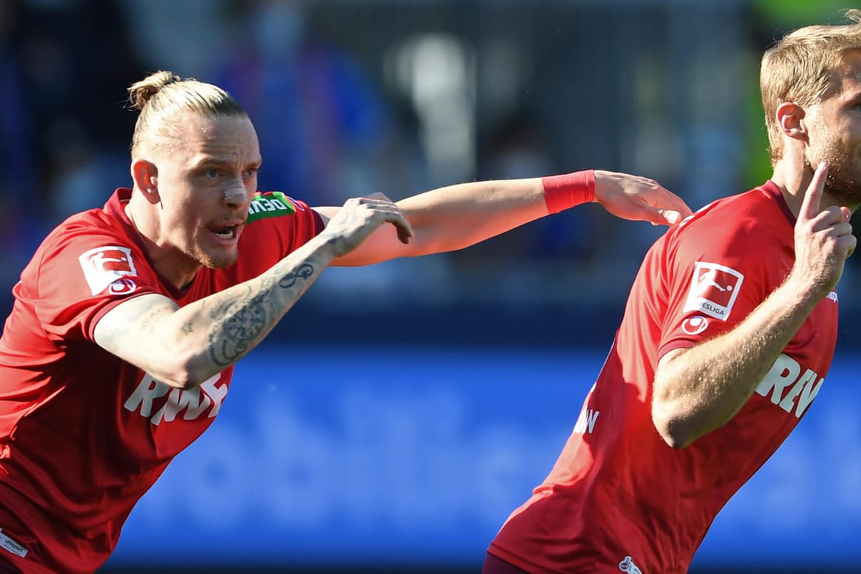 Marius Wolf (l.) feiert Torschütze Sebastian Andersson: Die "Effzeh"-Spieler schafften den Klassenerhalt durch die Relegation.