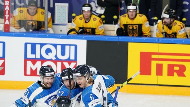 Finnlands Spieler jubeln nach einem Treffer - im Hintergrund die deutsche Bank. Finnlands Spieler jubeln nach einem Treffer - im Hintergrund die deutsche Bank.