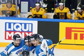 Finnlands Spieler jubeln nach einem Treffer - im Hintergrund die deutsche Bank.