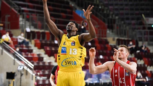 Ludwigsburgs Yorman Polas Bartolo (l) legt den Ball in den Korb.
