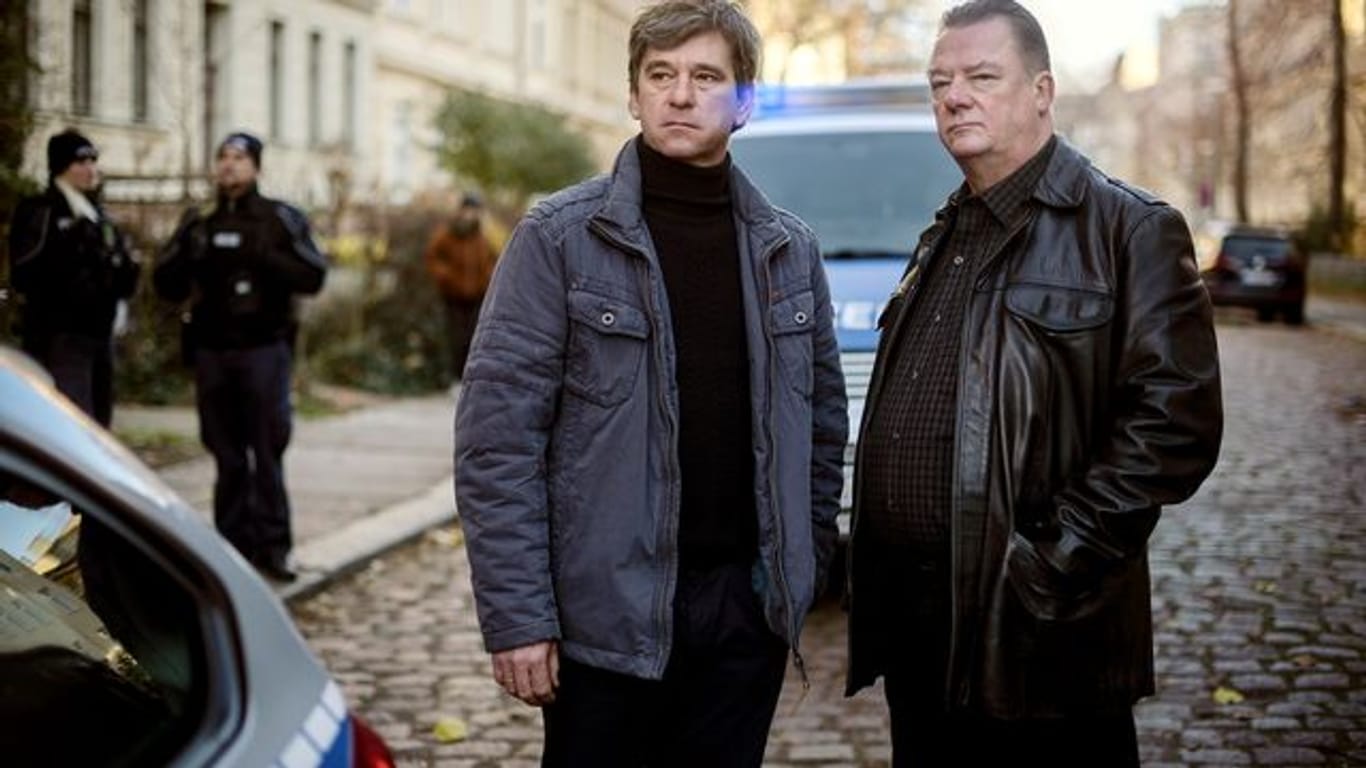 Kommissar Michael Lehmann (Peter Schneider, l) und Kommissar Henry Koitzsch (Peter Kurth) am Tatort.