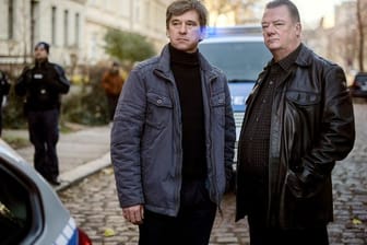 Kommissar Michael Lehmann (Peter Schneider, l) und Kommissar Henry Koitzsch (Peter Kurth) am Tatort.