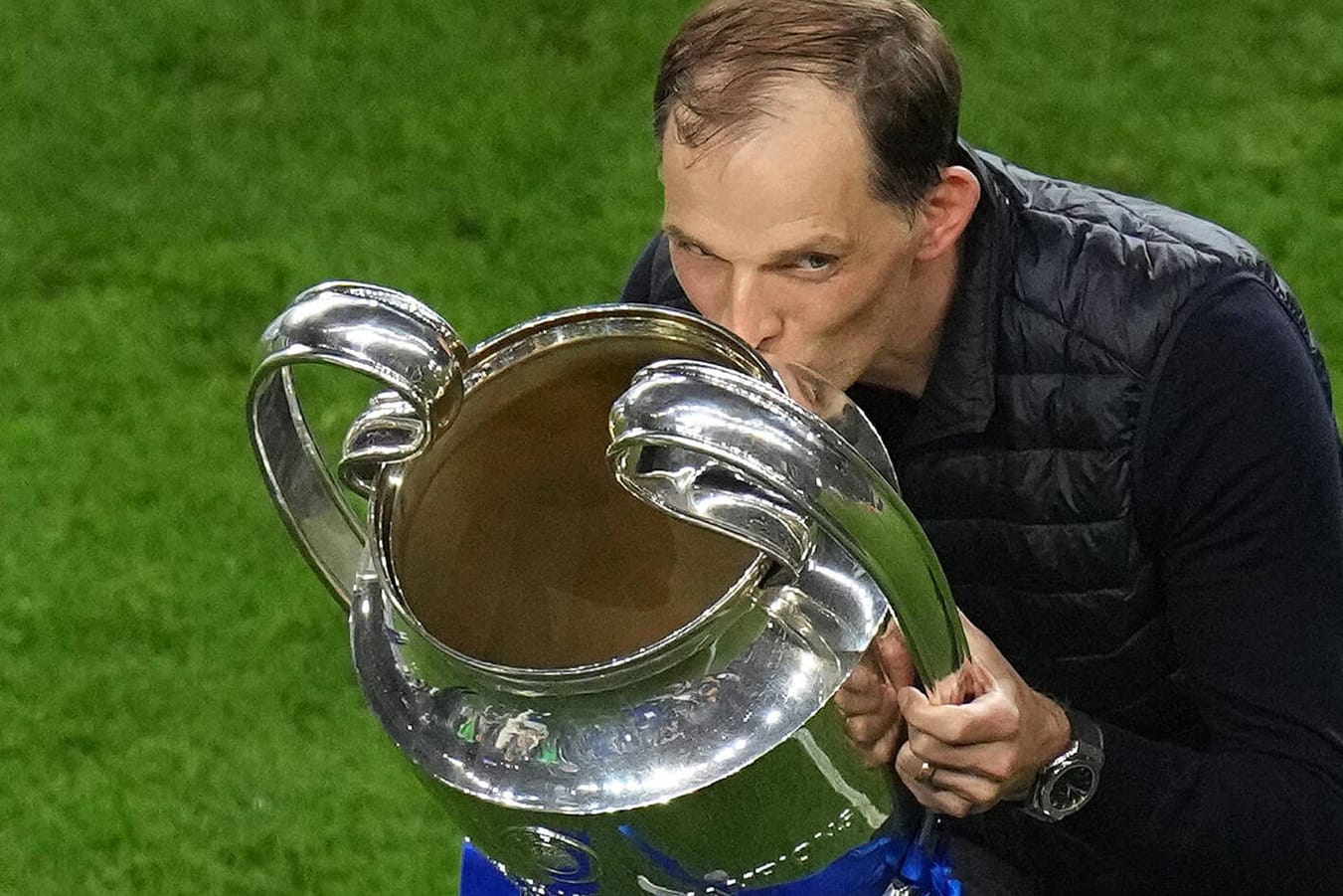 Der mit Abstand größte Erfolg seiner Trainerkarriere: Tuchel mit dem Champions-League-Henkelpokal im "Estadio do Dragao" in Porto.