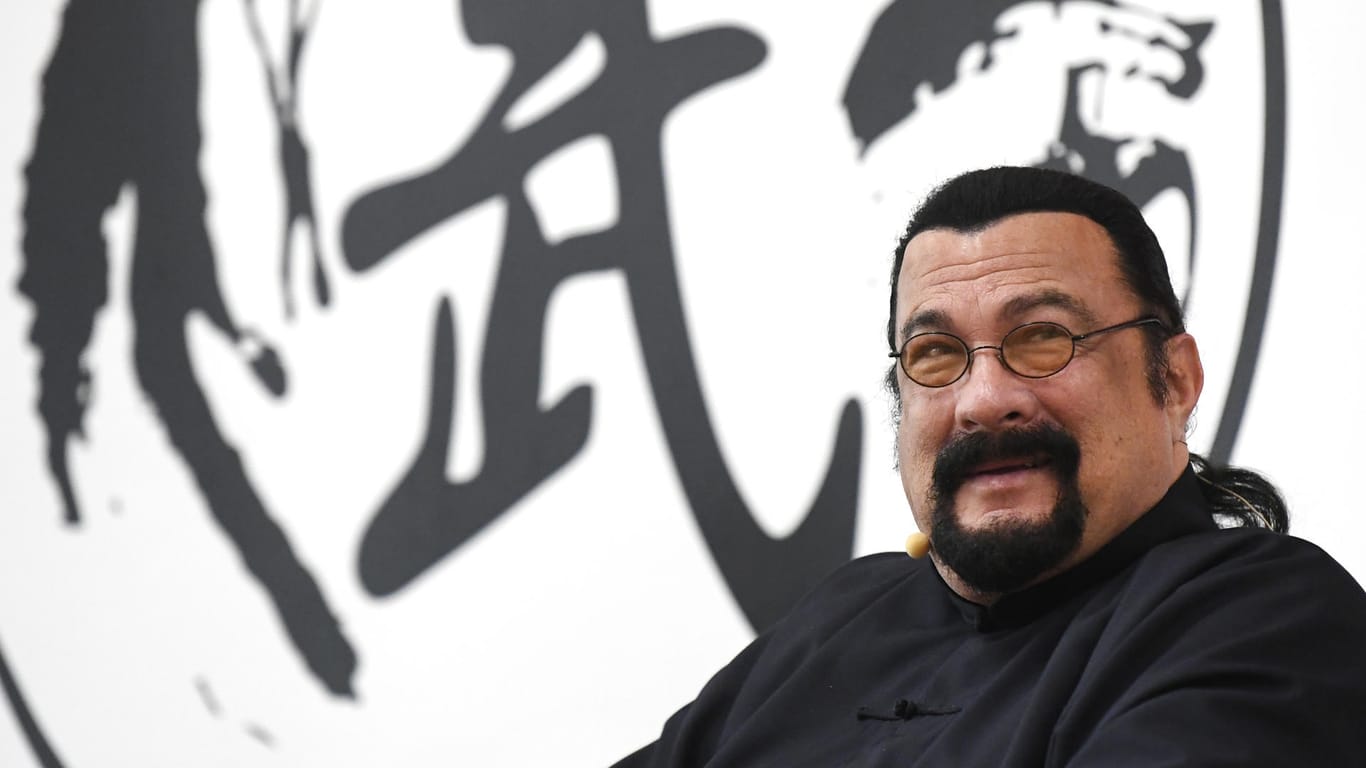 US-Schauspieler Steven Seagal bei einer Pressekonferenz (Archivbild). Der Action-Star ist einer russischen Partei beigetreten.