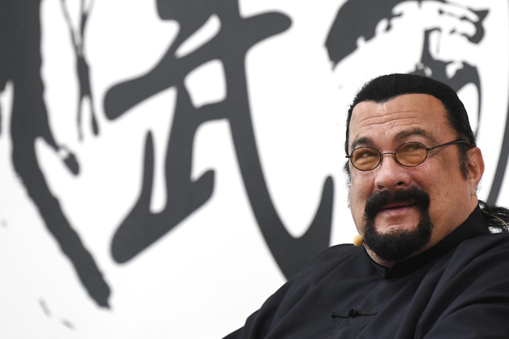 US-Schauspieler Steven Seagal bei einer Pressekonferenz (Archivbild). Der Action-Star ist einer russischen Partei beigetreten.