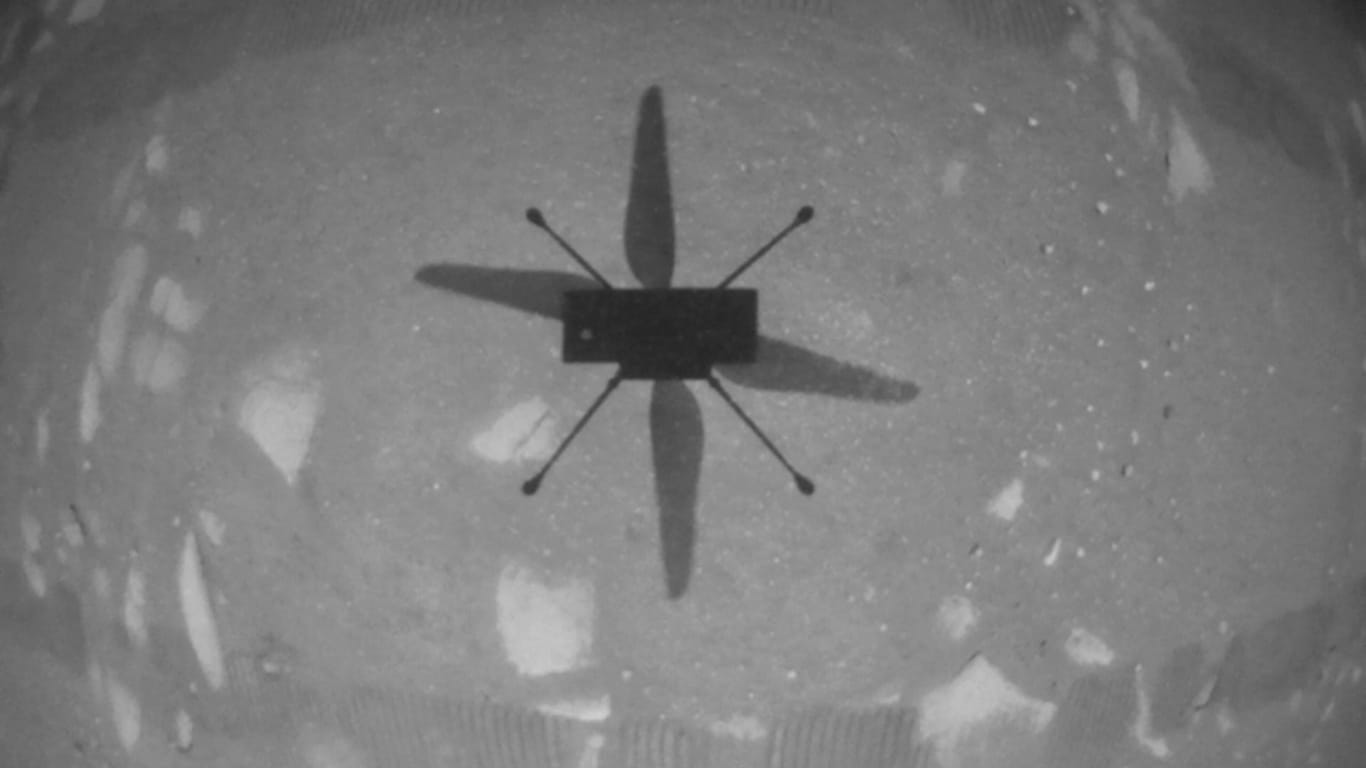 Ein Foto des Helikopters vom April zeigt ihn über dem Mars fliegend. Seine Kamera wurde ihm jetzt fast zum Verhängnis.