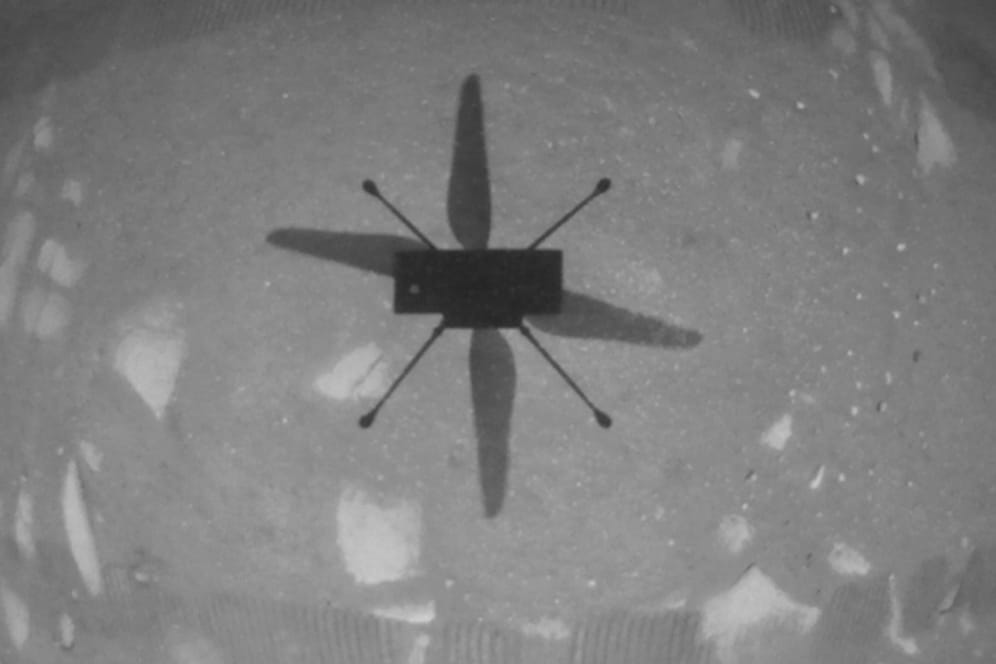 Ein Foto des Helikopters vom April zeigt ihn über dem Mars fliegend. Seine Kamera wurde ihm jetzt fast zum Verhängnis.