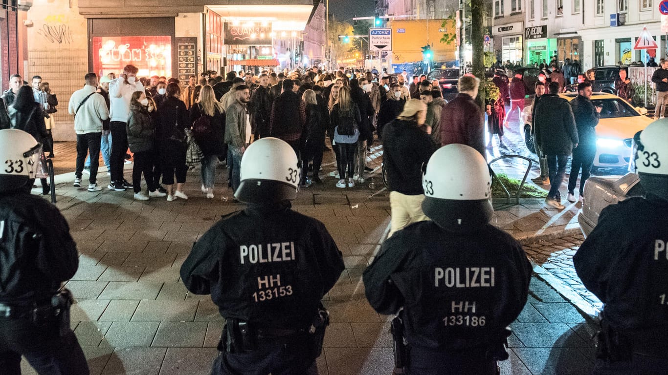 Polizeibeamte drängen Besucher aus dem Schanzenviertel: Sie hatten eine illegale Party gefeiert und Beamte angegriffen.