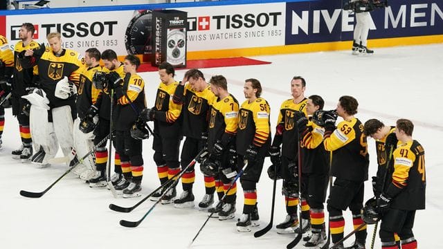 Nach der knappen Niederlage gegen Finnland sind die deutschen Spieler enttäuscht. Nach der knappen Niederlage gegen Finnland sind die deutschen Spieler enttäuscht.