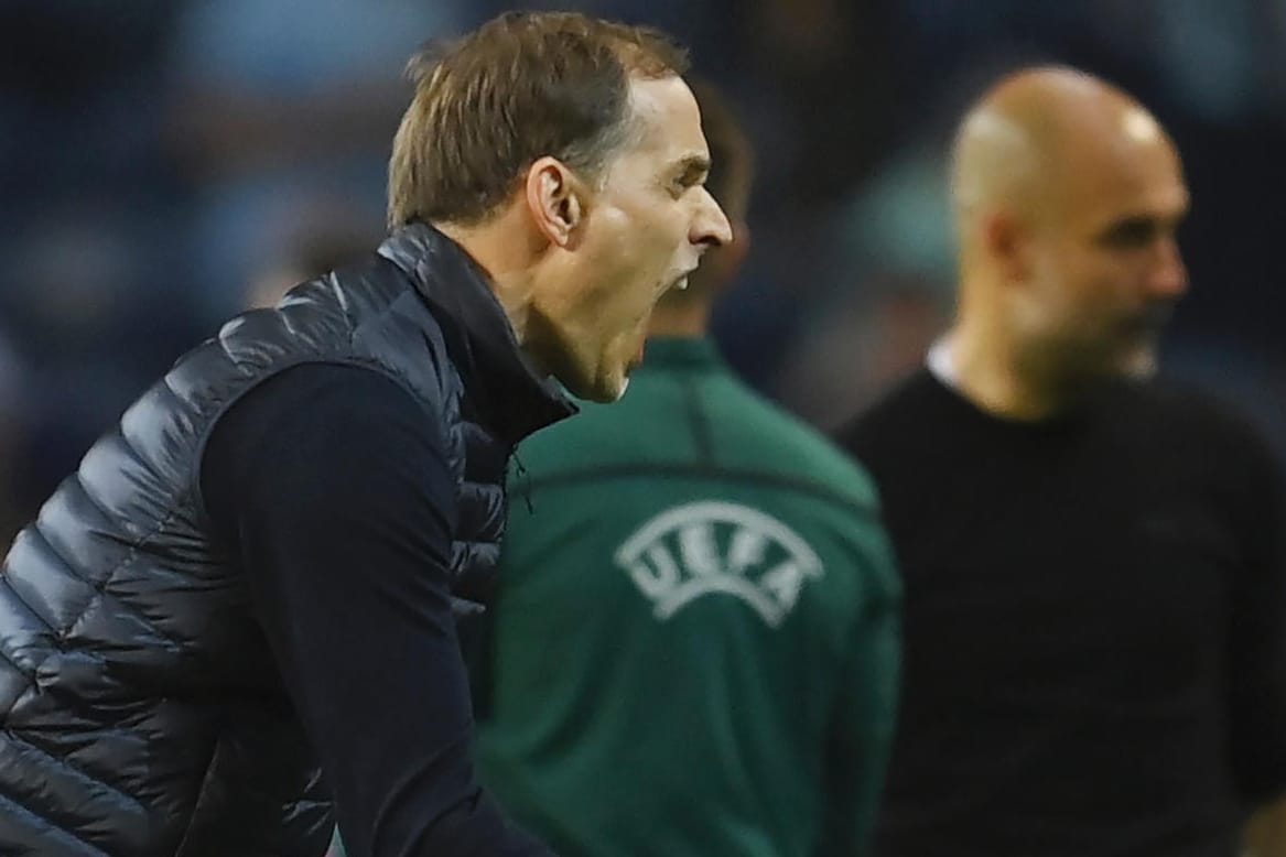 Thomas Tuchel jubelt, im Hintergrund Pep Guardiola.