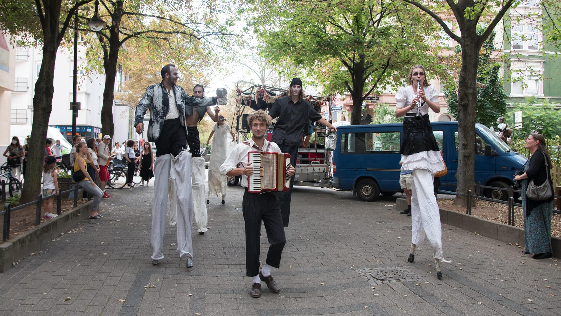 Das Straßentheater auf Stelzen (Archivbild): Die musikalische und schauspielerische Eröffnung der Sommerwerft 2020 in der Ostendstraße.