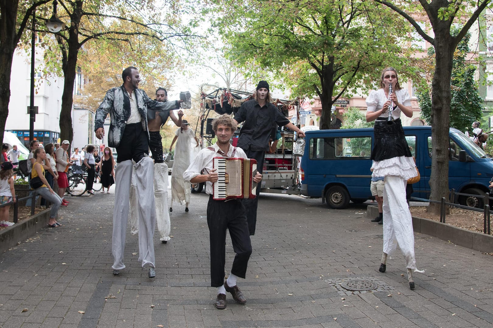 Das Straßentheater auf Stelzen (Archivbild): Die musikalische und schauspielerische Eröffnung der Sommerwerft 2020 in der Ostendstraße.