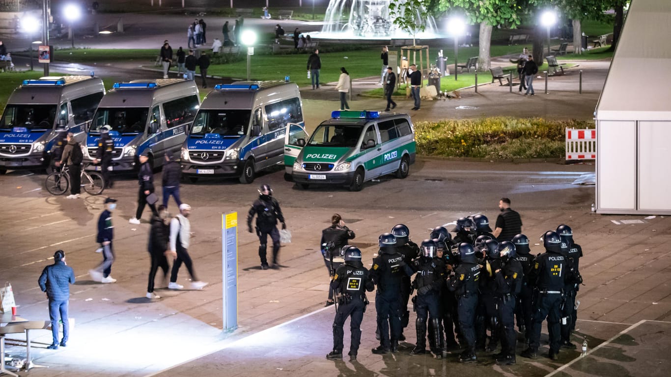 Einsatzkräfte der Polizei stehen am Schlossplatz: In der Nacht gab es rund um den Schlossplatz Auseinandersetzungen zwischen Jugendlichen und der Polizei.