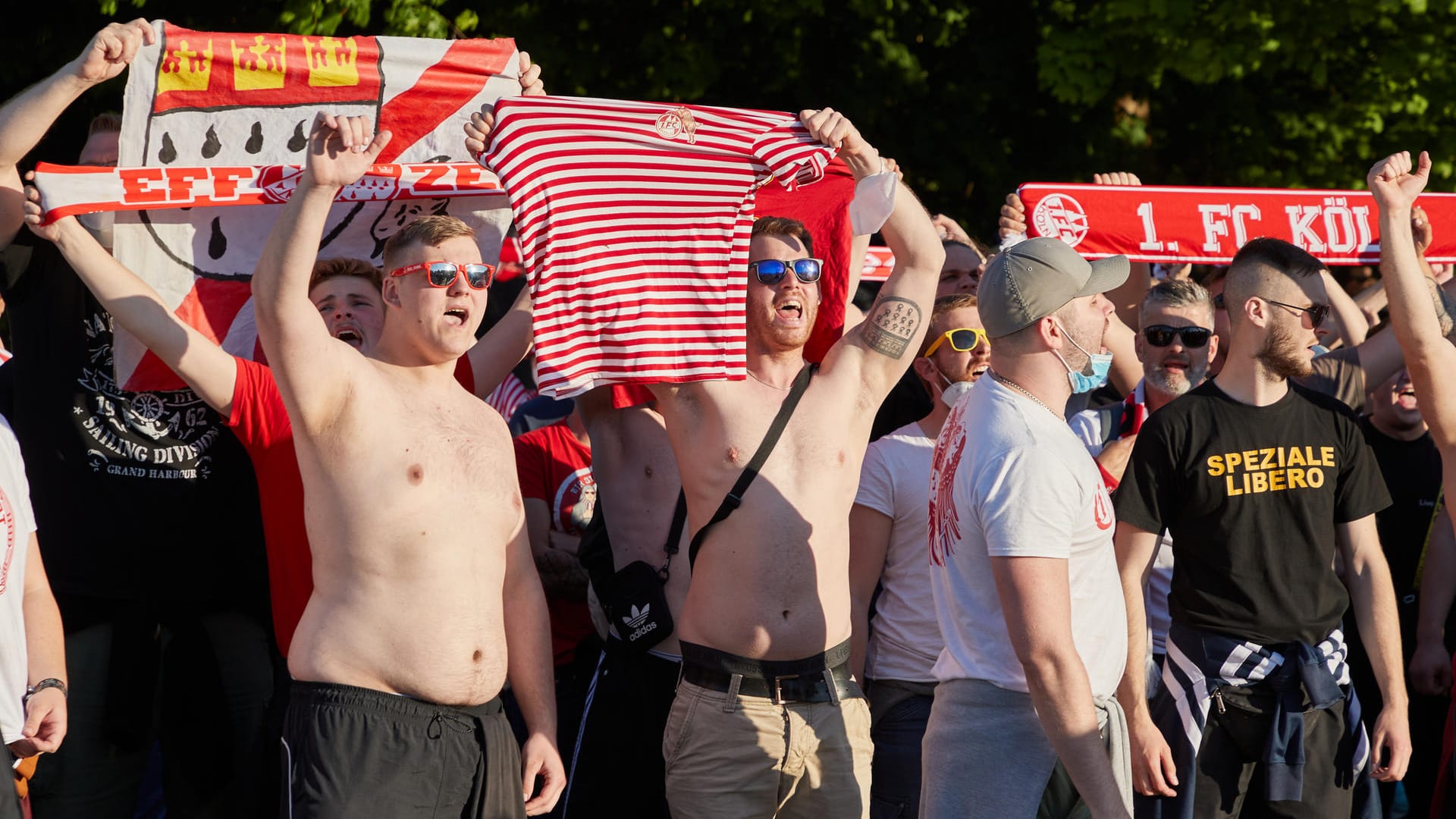 FC-Fans jubeln vor dem Stadion in Kiel: Auch in der Heimatstadt des 1. FC Köln gab es Ansammlungen der Anhänger. FC-Fans jubeln vor dem Stadion in Kiel: Auch in der Heimatstadt des 1. FC Köln gab es Ansammlungen der Anhänger.