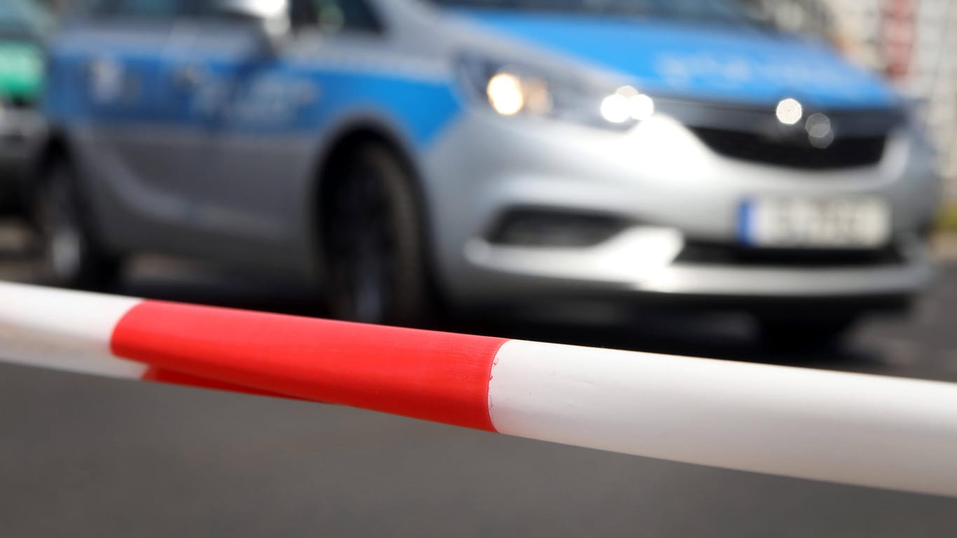 Ein Polizeiauto steht hinter einem Absperrband (Symbolbild): In Berlin ist eine 75-Jährige erstochen worden, der Tatverdächtige soll in eine Psychiatrie kommen.