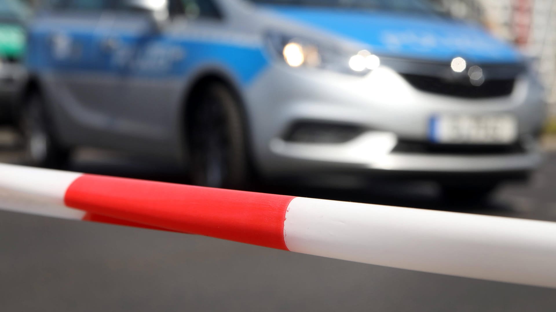Ein Polizeiauto steht hinter einem Absperrband (Symbolbild): In Berlin ist eine 75-Jährige erstochen worden, der Tatverdächtige soll in eine Psychiatrie kommen. Ein Polizeiauto steht hinter einem Absperrband (Symbolbild): In Berlin ist eine 75-Jährige erstochen worden, der Tatverdächtige soll in eine Psychiatrie kommen.