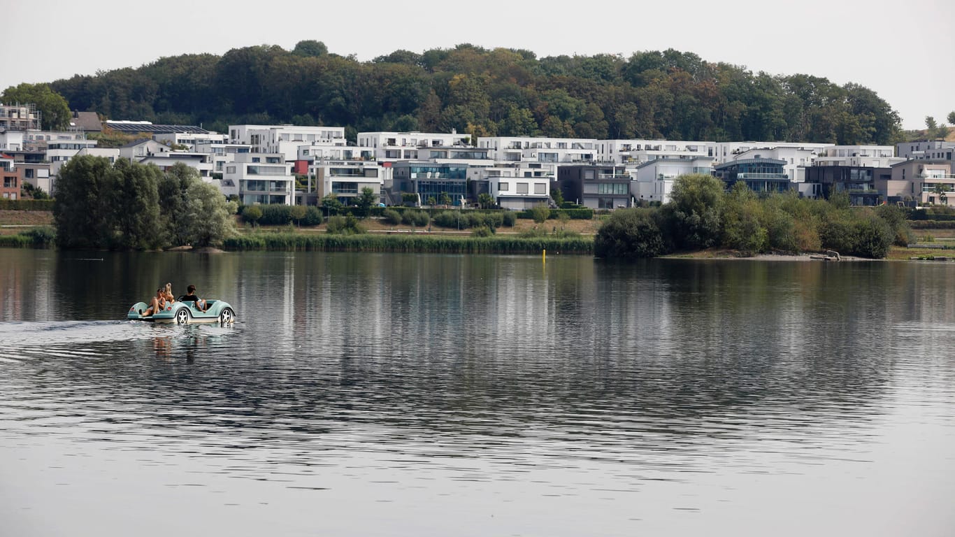 Der Phoenixsee in Dortmund (Archivbild): Ein Vater und seine Kinder mussten von dem See gerettet werden.