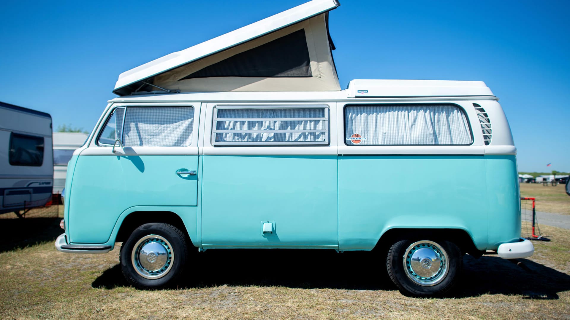 Campingbus vom Typ Volkswagen T2: Wer sich in der Corona-Zeit ein gebrauchtes Wohnmobil zulegen will, muss immer tiefer in die Tasche greifen.