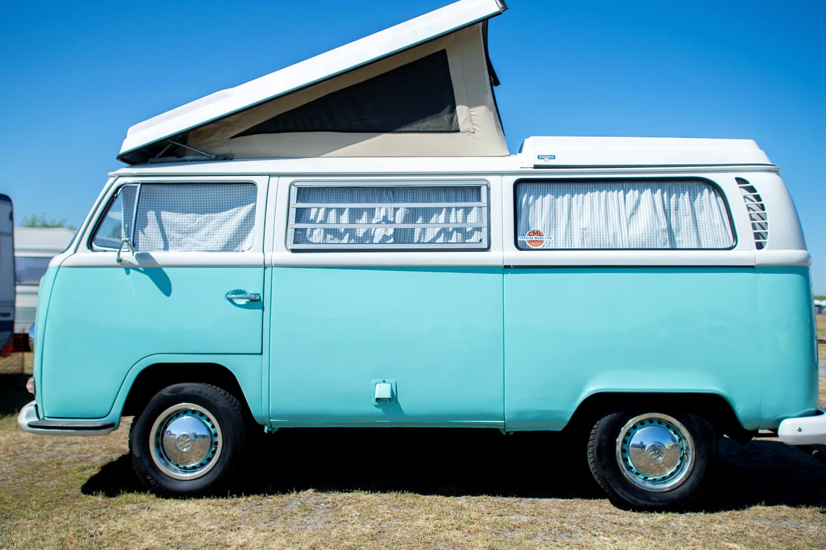 Campingbus vom Typ Volkswagen T2: Wer sich in der Corona-Zeit ein gebrauchtes Wohnmobil zulegen will, muss immer tiefer in die Tasche greifen.