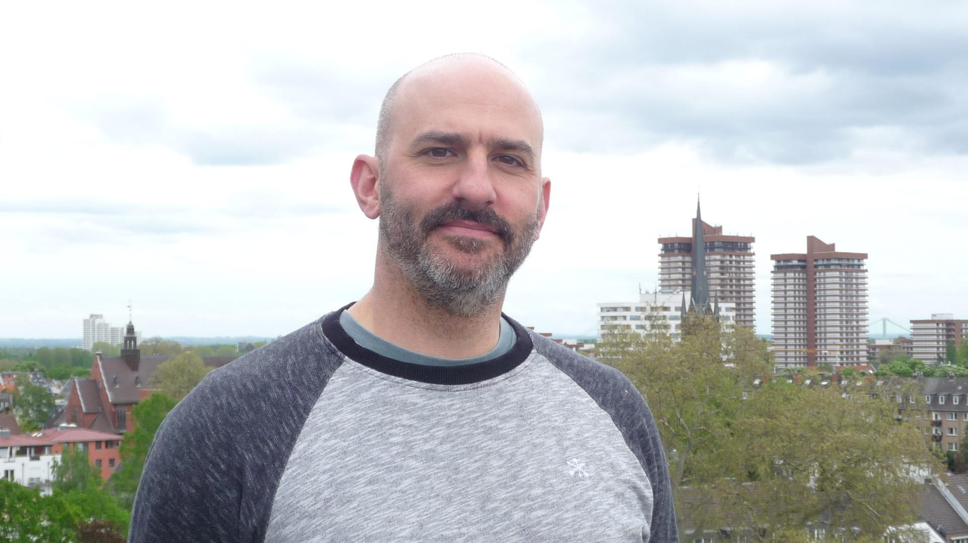 Olivér Szabó: Von seiner Dachterrasse aus hat er einen guten Blick ins Grüne, aber auch auf die weniger nachhaltigen Seiten des Stadtlebens.