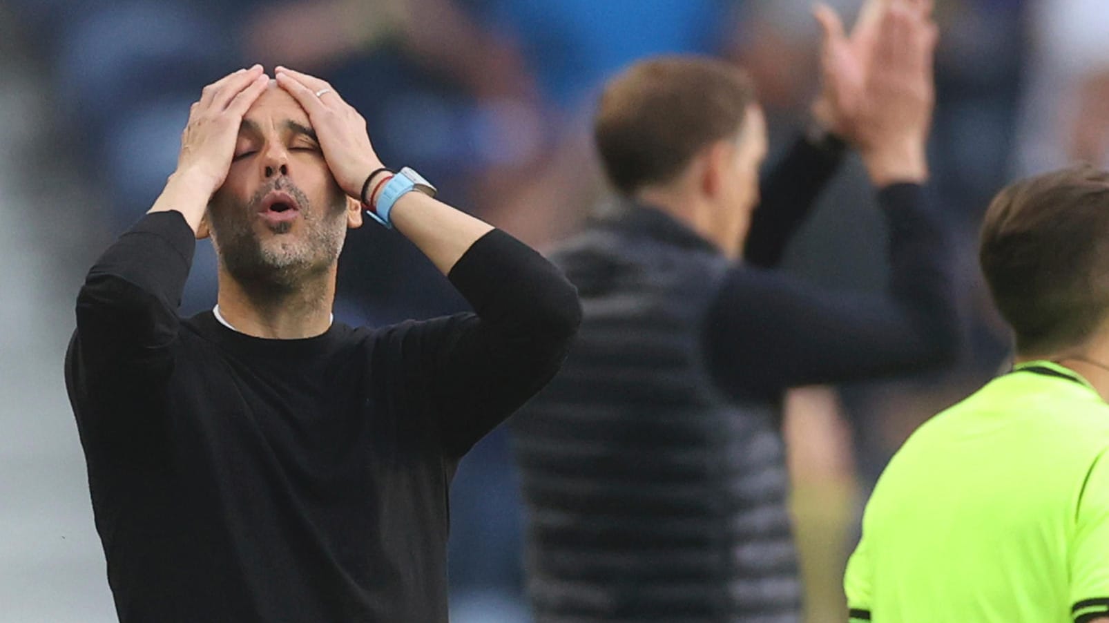 Pep Guardiola (l.) schlägt die Hände über dem Kopf zusammen, Thomas Tuchel applaudiert im Hintergrund: Das Finale der Champions League war eine Achterbahn der Gefühle.