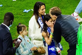 Thomas Tuchel: Seine Ehefrau Sissi und die beiden Töchter Kim und Emma auf dem Rasen nach dem Champions-League-Sieg.