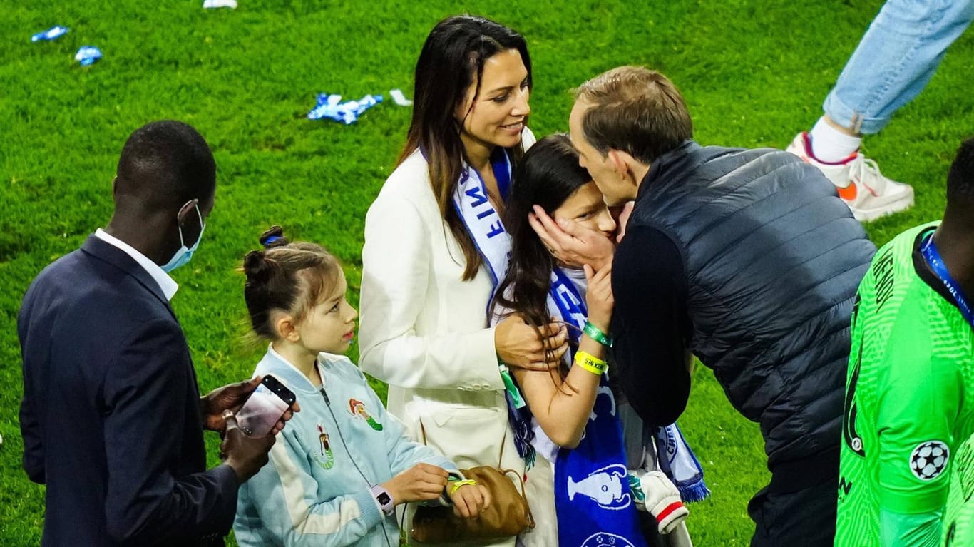 Thomas Tuchel: Seine Ehefrau Sissi und die beiden Töchter Kim und Emma auf dem Rasen nach dem Champions-League-Sieg.