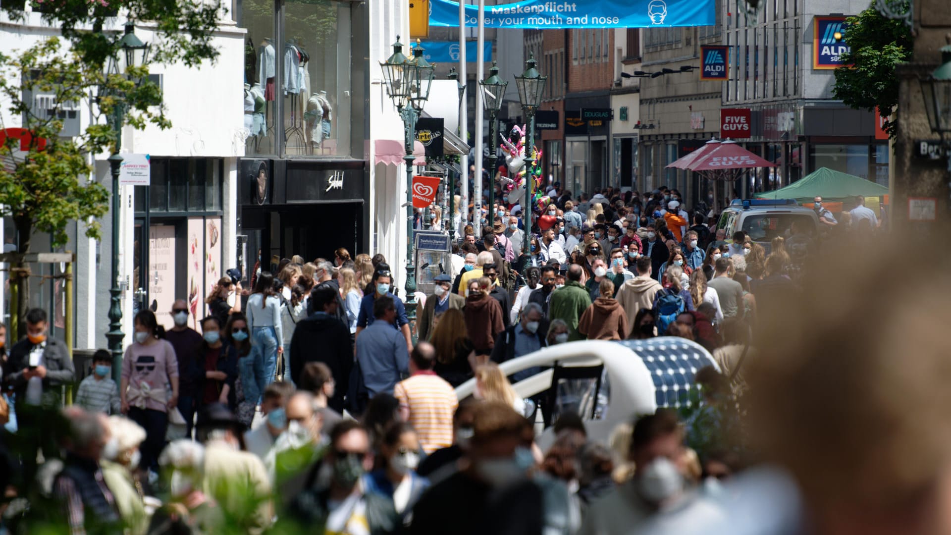 Viele Menschen gehen am Samstag bei warmem Frühlingswetter durch die Altstadt: Die ersten Corona-Regeln wurden gelockert.