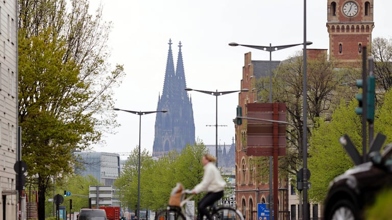Eine Frau fährt mit ihrem Fahrrad durch die Kölner Innenstadt (Symbolbild): Eine App will Bewohnern und Besuchern der Stadt helfen, nachhaltiger zu konsumieren.
