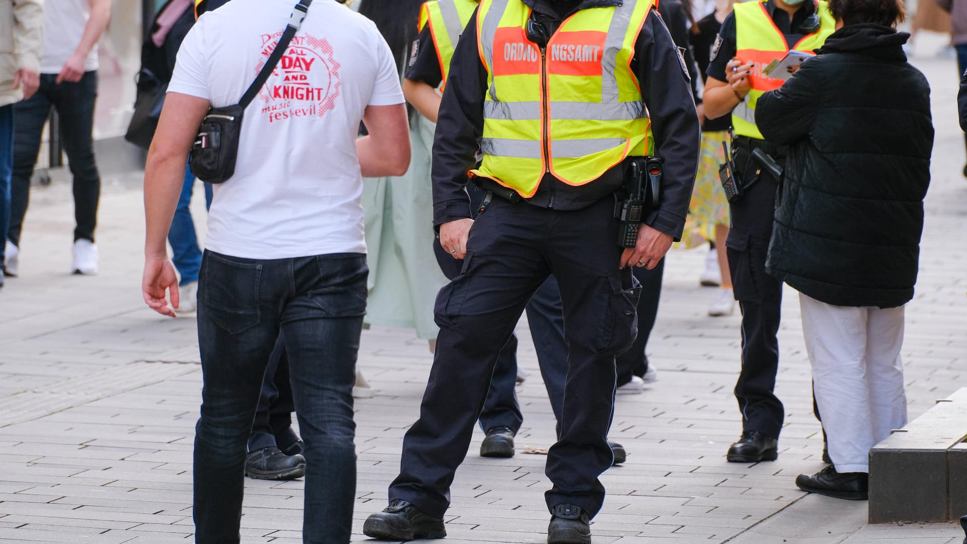 Mitarbeiter des Ordnungsamts auf Streife in Düsseldorf: Immer häufiger werden Kontrollierte gewalttätig, beklagen Ämter. Mitarbeiter des Ordnungsamts auf Streife in Düsseldorf: Immer häufiger werden Kontrollierte gewalttätig, beklagen Ämter.