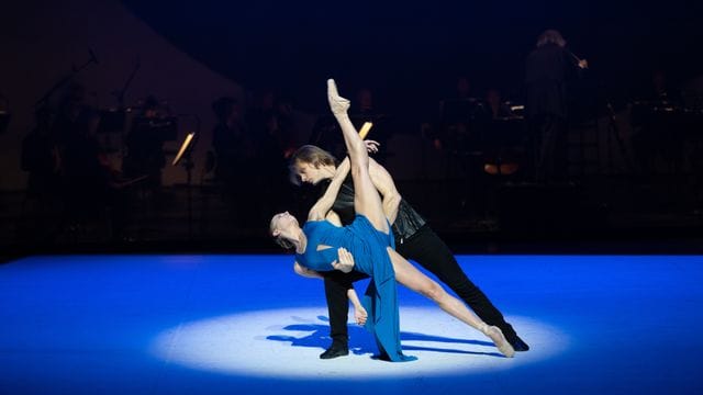 Die Tänzer Anna Laudere und Edvin Revazov bei einer Fotoprobe des ""Beethoven-Projekt II" von John Neumeier. Die Tänzer Anna Laudere und Edvin Revazov bei einer Fotoprobe des ""Beethoven-Projekt II" von John Neumeier.