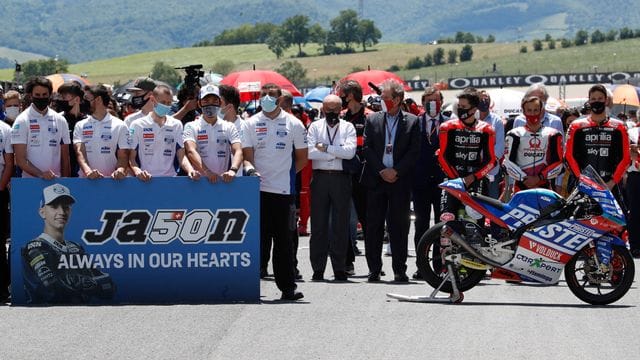 Nach dem Tod des Schweizer Rennfahrers Jason Dupasquier gab es in Mugello eine Schweigeminute. Nach dem Tod des Schweizer Rennfahrers Jason Dupasquier gab es in Mugello eine Schweigeminute.