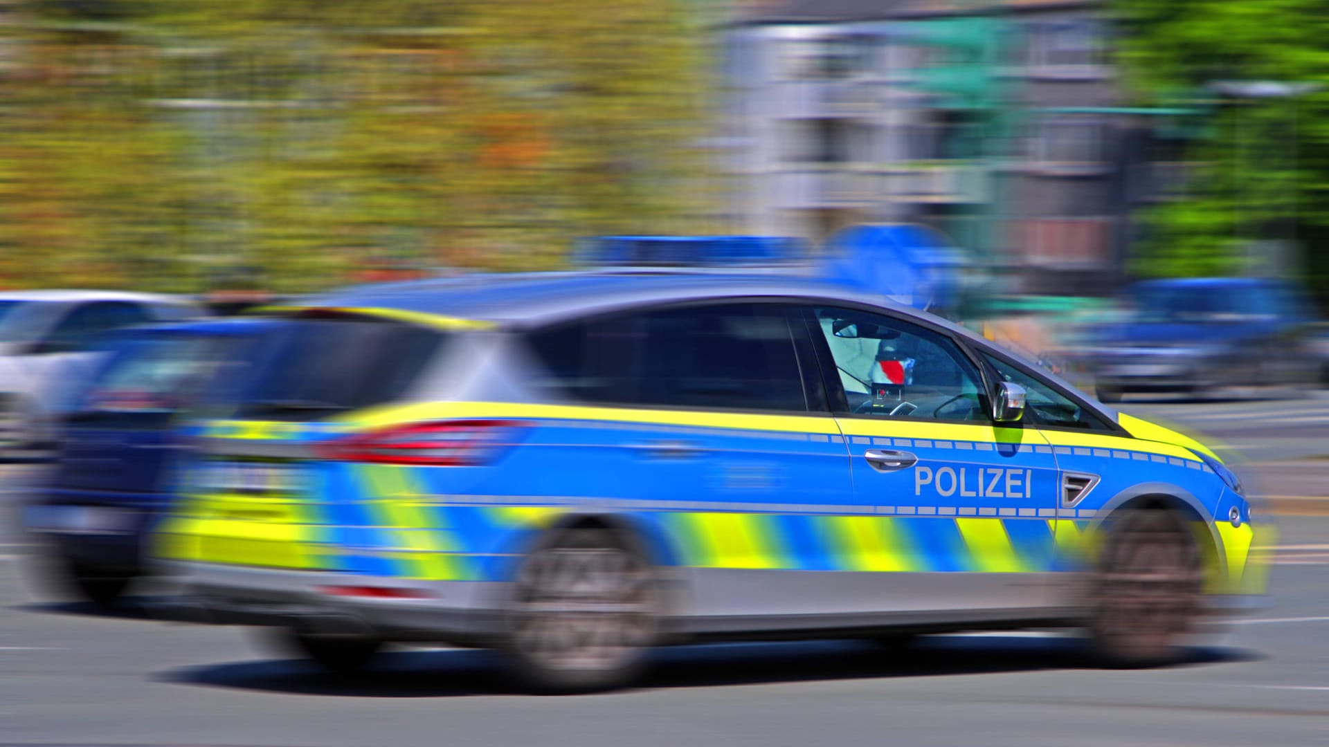 Ein Polizeiauto im Einsatz (Symbolbild): In Berlin ist ein Mann auf einem Parkplatz angegriffen worden. Ein Polizeiauto im Einsatz (Symbolbild): In Berlin ist ein Mann auf einem Parkplatz angegriffen worden.
