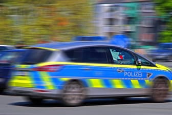 Ein Polizeiauto im Einsatz (Symbolbild): In Berlin ist ein Mann auf einem Parkplatz angegriffen worden.