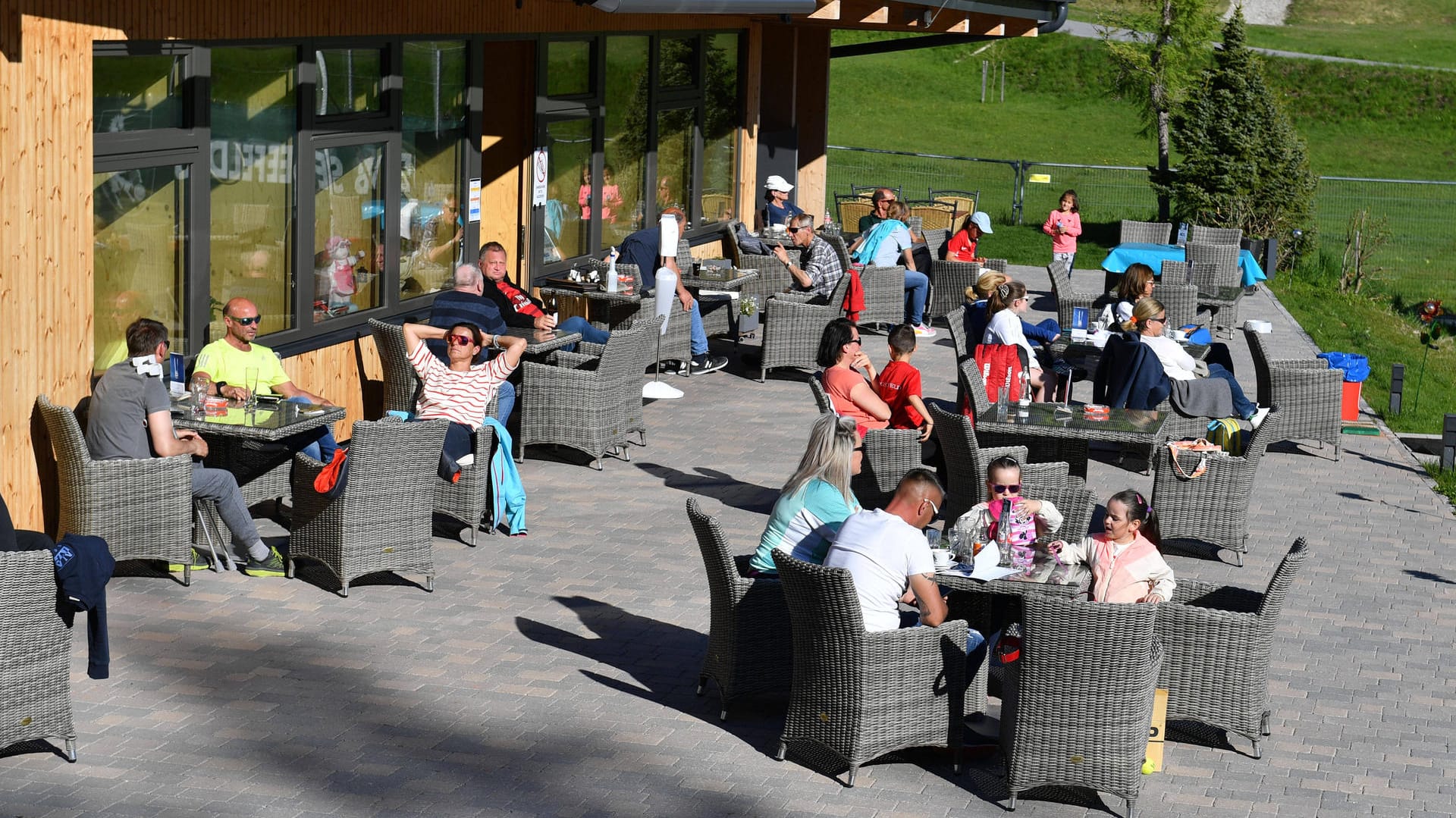 Drinks auf der Terrasse: Vielerorts hat die Außengastronomie wieder geöffnet. Drinks auf der Terrasse: Vielerorts hat die Außengastronomie wieder geöffnet.