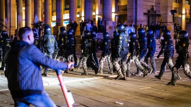 Einsatzkräfte der Polizei laufen über den Schlossplatz: Die Beamten schickten die Menschen nach Hause, weil Corona-Regeln missachtet worden waren.