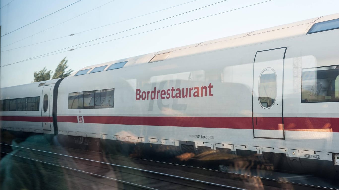 ICE Bordrestaurant: Die Bahn will in der Gastronomie auf mehr Umweltschutz setzen.